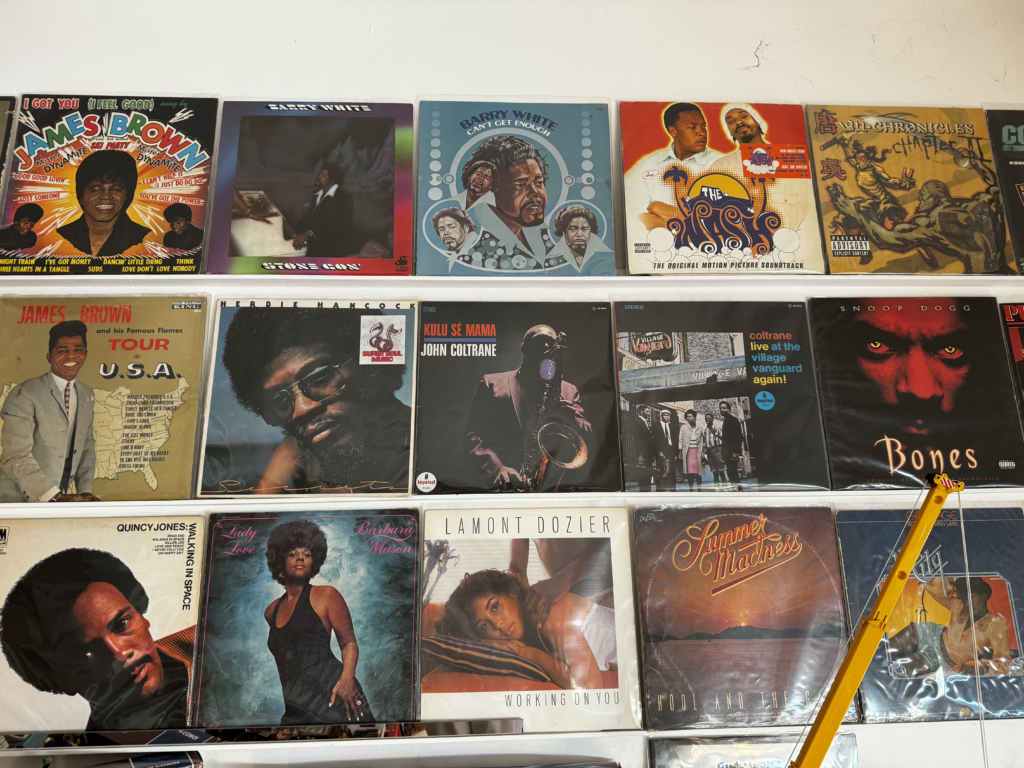 Vinyles : James Brown, Barry White Can't cet enough, The wash, Herdie Hancock, Kulu sé mama John Coltrane, Snoop Dogg Bones, Quincy Jones, Barbara Mason, Lamont Dozier, Summer Mandess