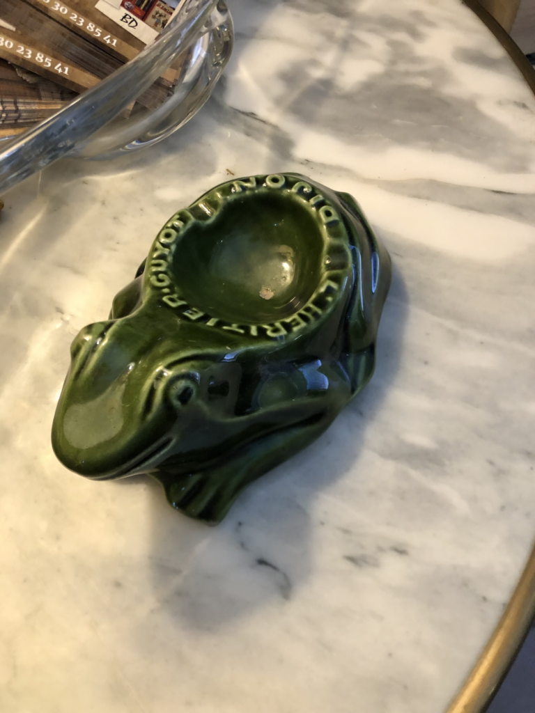 L'HERITIER GUYOT à DIJON CENDRIER en faïence en forme de grenouille émaillée vert. Long. 19,5 cm